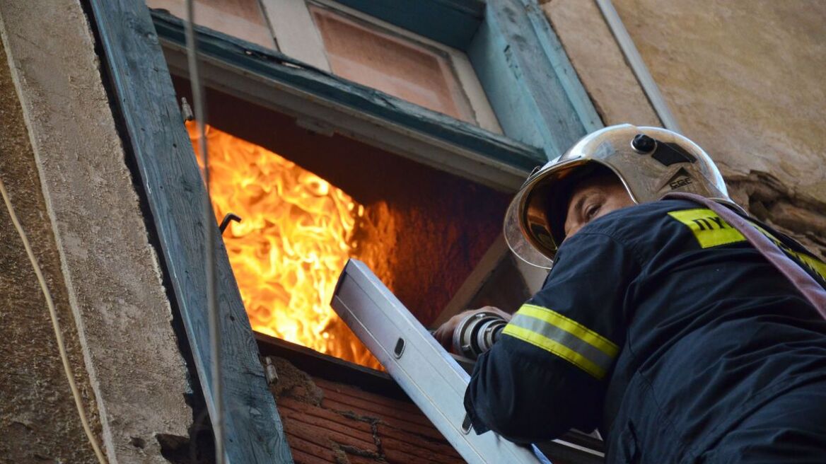 Περίεργη πυρκαγιά κατέστρεψε διώροφο στη Μεσσηνία